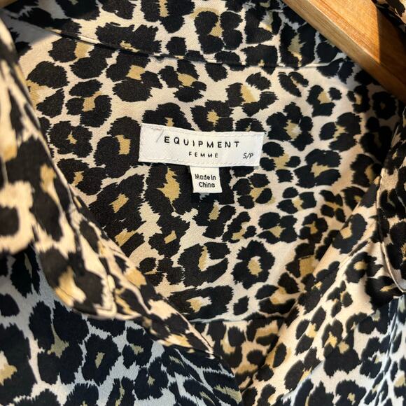 Equipment Femme Leopard Print Satin Button Down Shirt - size Small - Picture 4 of 6